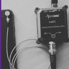 Image shows smartphone and accelerometer side by side