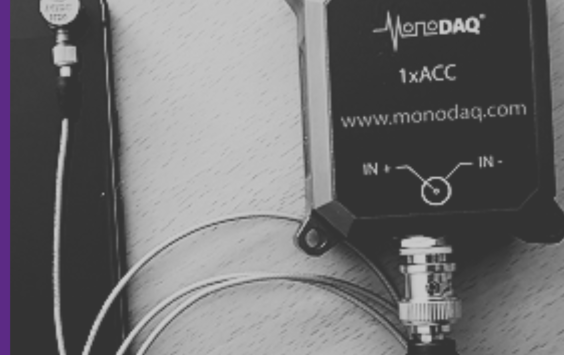 Image shows smartphone and accelerometer side by side